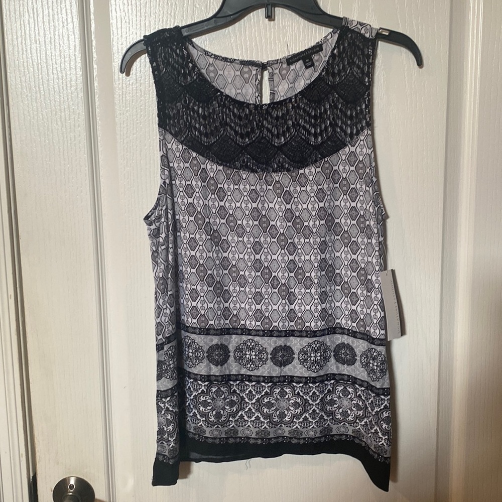 Signature studio size M  sleeveless Black lace trim yolk NWT